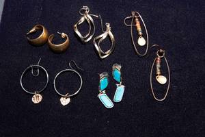 lot 79 image: Set of 5 Costume Jewelry Earrings