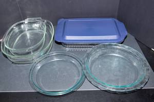 lot 82 image: Pyrex Glass Cookware Dishes  Set of Five