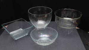 lot 118 image: Set of Four Glass Serving Bowls