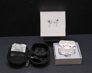 lot 121 image: Set of Two Wireless Headphones