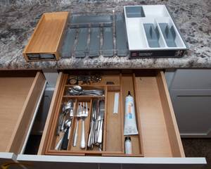lot 155 image: Drawer Contents & Drawer Organizers