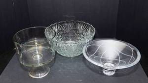 lot 159 image: Set of Three Large ServingDecorative Bowls