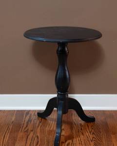 lot 195 image: Small Circular Side Table