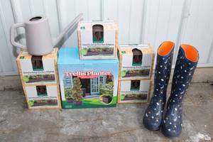 lot 216 image: Variety of Gardening Items
