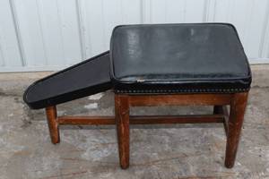 lot 223 image: Vintage Shoe Fitting Stool