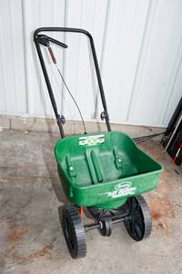 lot 278 image: Scotts Turf Builder Seed Spreader