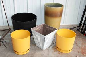 lot 227 image: Set of 5 Plastic Planters