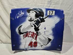 lot 11 image: Torii Hunter Painting on Metrodome Seat Back with His Auto