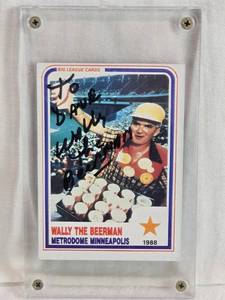 lot 138 image: Wally the Beerman 1988 Big League Cards Autographed #32 - Metrodome Minneapolis Sports Card