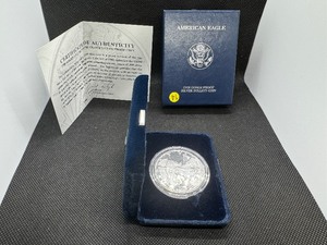 lot 14 image: Beautiful 2006-W Proof American Silver Eagle in Original Mint Case wCOA - PCGS Price Guide for a PF-69 is $101
