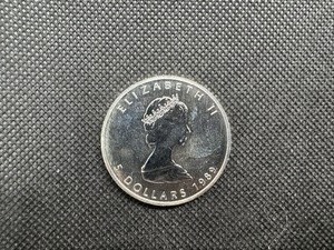 lot 47 image: 1989 BU Canadian 1 Oz. .9999 Silver Maple Leaf Coin