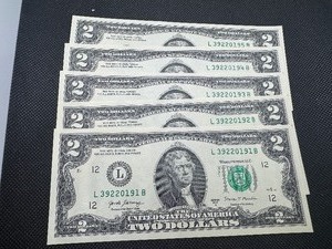 lot 97 image: Five Sequential Two Dollar Bills