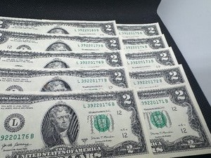 lot 100 image: Ten Sequential Two Dollar Bills