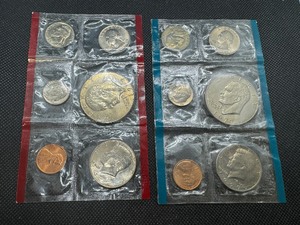 lot 11 image: 1977 P & D Uncirculated Mint Sets