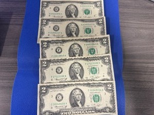 lot 47 image: 5 1976 $2.00 Notes