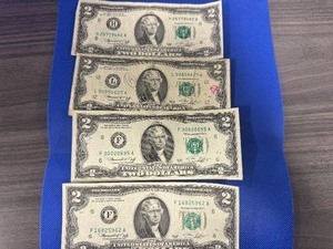 lot 48 image: 4 1976 $2.00 Notes