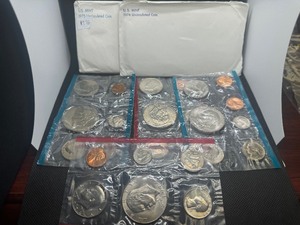 lot 62 image: 1974 and 1976 Bicentennial Uncirculated U.S. Mint Sets 25 Coins - Greysheet Wholesale Price $20.00