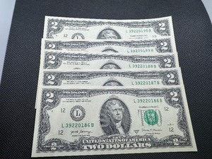 lot 97 image: Five Sequential Two Dollar Bills