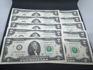 lot 100 image: Ten Sequential Two Dollar Bills