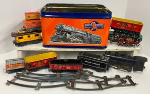 lot 32 image: Train Lot- Vintage Tin Train Set