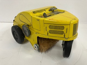 lot 33 image: 1950s Nylint Tin Litho Elgin Toy Street Sweeper Wind Up Toy