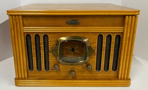 lot 35 image: Crosley Collectors Edition Radio and Record Player