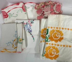 lot 43 image: Ten Piece LOT Vintage Embroidered Linens