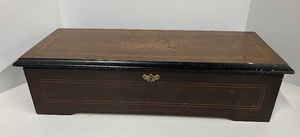 lot 52 image: Antique Swiss Twelve Music Box Inlaid Case
