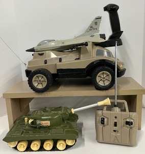 lot 63 image: Vintage Military Toys