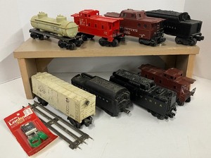 lot 65 image: Lionel Lines Model Train Cars