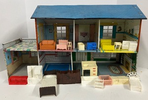 lot 75 image: Vintage Marx Tin Litho 1950s Metal Doll House & Furniture