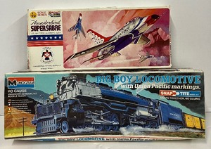 lot 78 image: Monogram Snap Tite HO Gauge Big Boy Locomotive Model and Super Sabre Thunderbird 172 Scale