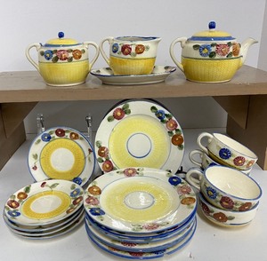 lot 95 image: Vintage Porcelain 21 piece Childrens Tea Set Made in Japan