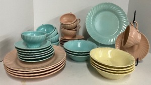 lot 106 image: Franciscan Coronado Swirl Dinnerware Lot