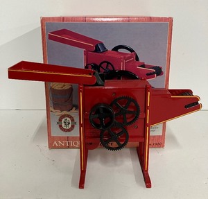 lot 116 image: Ertl 18 Scale Die-Cast Antique Corn Sheller Replica