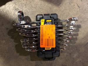 lot 63 image: GEARWRENCH 90-Tooth SAE Ratcheting Flex-Head Combination Wrench Set with Tray (8-Piece)Customer Returns See Pictures