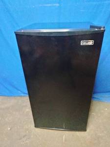 lot 14 image: Newair 3.1 Cu. Ft. Compact Mini Refrigerator with Freezer