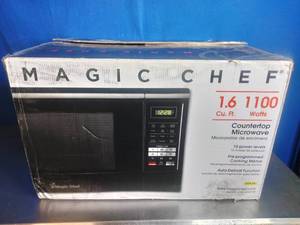 lot 17 image: Magic Chef 1.6 cu. ft. Countertop Microwave.