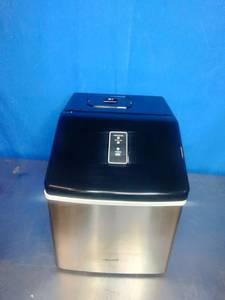 lot 22 image: Newair Countertop Clear Ice Maker.