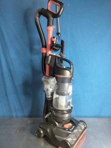lot 71 image: Dirt Devil Multi-Surface Rewind Bagless Upright Vacuum Cleaner.