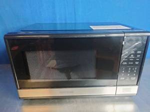 lot 74 image: BlackDecker Countertop Microwave Oven