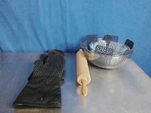 lot 85 image: 3 X Pyrex Bowls, Oven Gloves, and a Rolling Pin