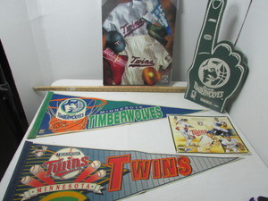 lot 18 image: MN Sports Memorabilia