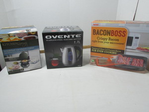 lot 28 image: Small Kitchen Appliances