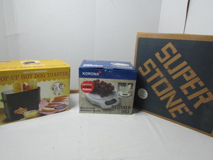 lot 29 image: Small Kitchen Appliances