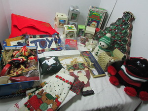 lot 38 image: Christmas Items