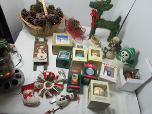 lot 39 image: Christmas Items