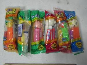 lot 75 image: Vintage Pez Cany Dispensers