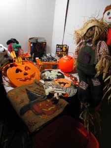 lot 128 image: Halloween Decor