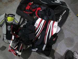 lot 104 image: Easton hockey bag with Reebok goali...